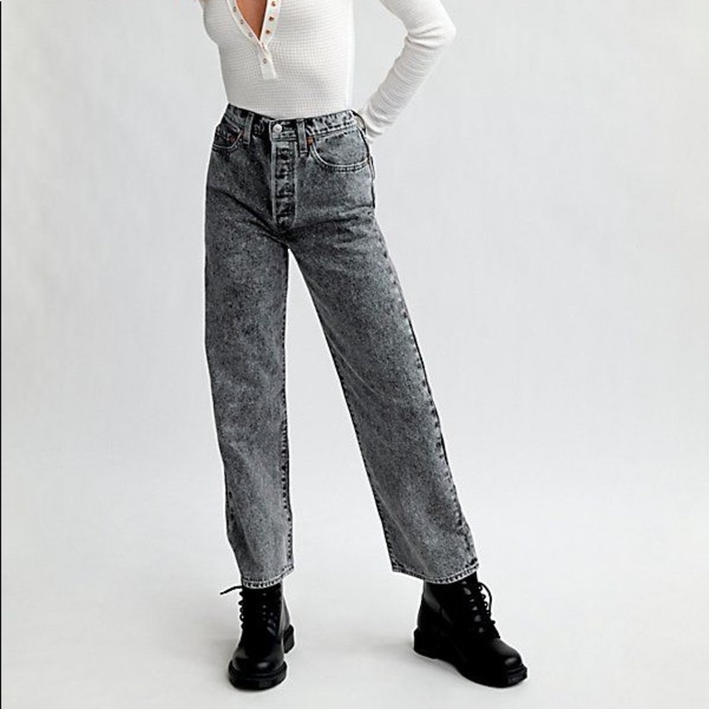 Levi's Ribcage Straight Ankle Jeans - Picture 2 of 9